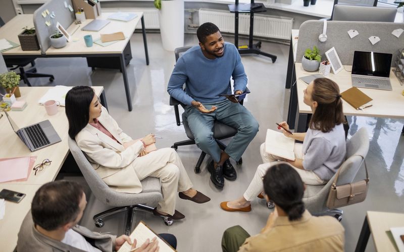 Segundo a Organização Mundial da Saúde (OMS), ambientes de trabalho saudáveis contribuem para a redução do absenteísmo e aumentam o bem-estar dos colaboradores/Foto: Reprodução