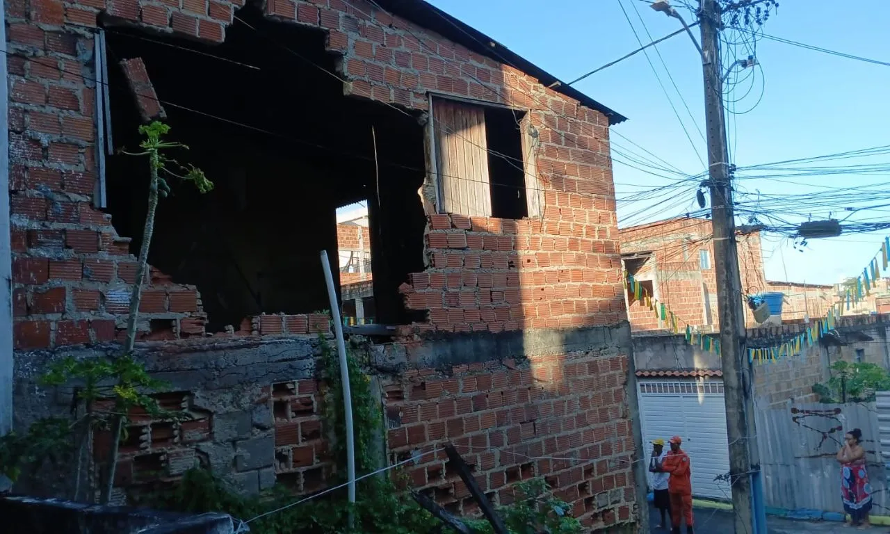 Parte de imóvel desaba no bairro do Lobato, em Salvador