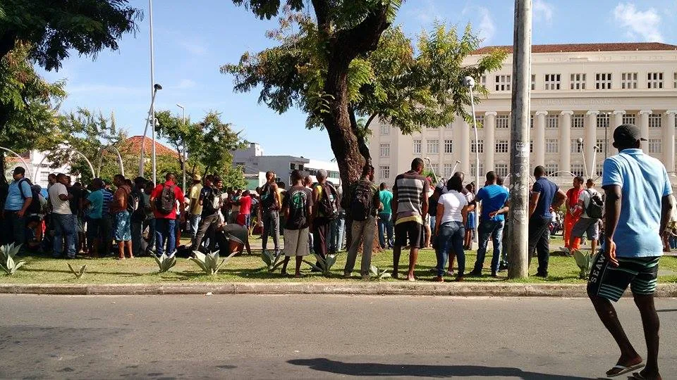 Trabalhadores da construção pesada realizam assembleia para definir fim de paralisação