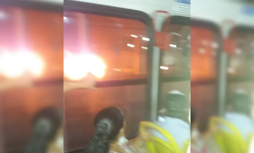 Trânsito fica congestionado após carro pegar fogo no bairro da Calçada