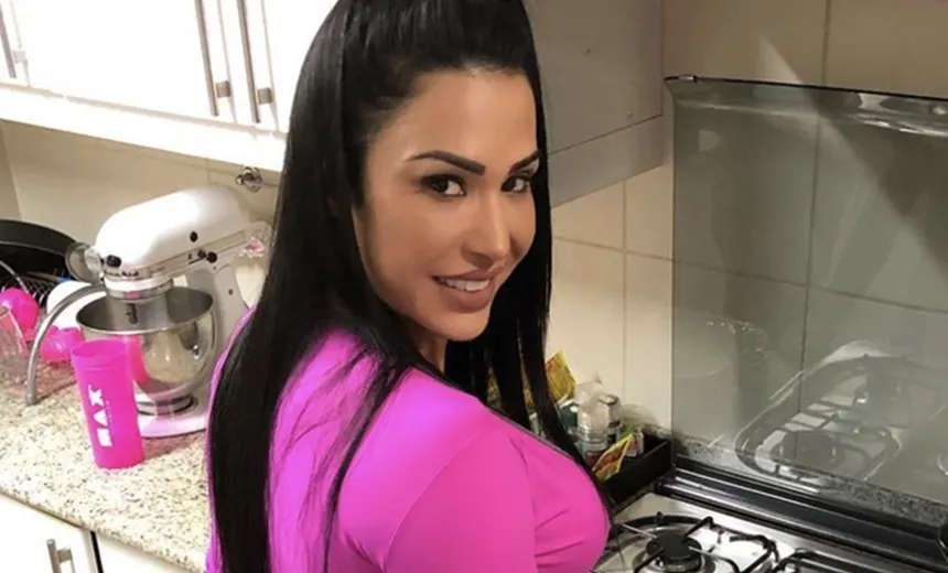 SENSUALIZANDO: Gracyanne Barbosa usa lingerie pink para preparar o jantar