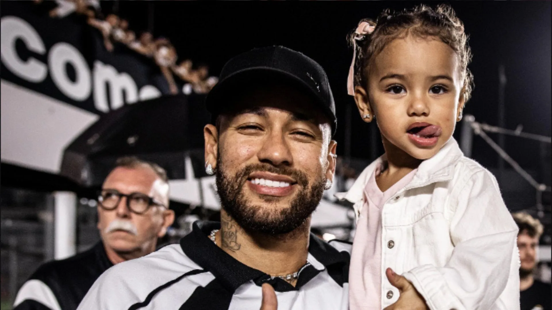Filha de Neymar é atingida por bola na cabeça em partida do Santos