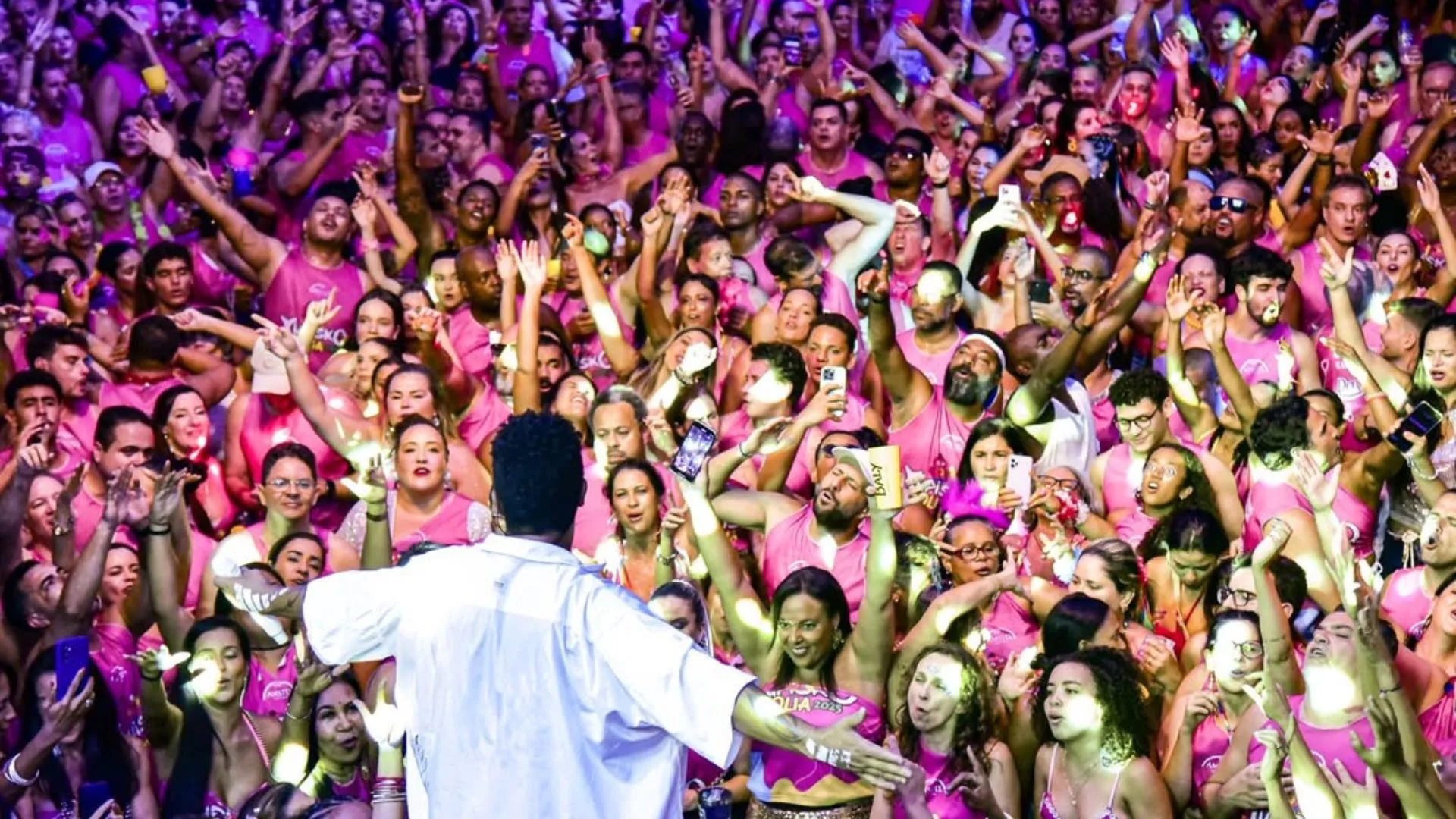 'Xupisko Folia' abre Carnaval de Salvador com fanfarra e show da Timbalada