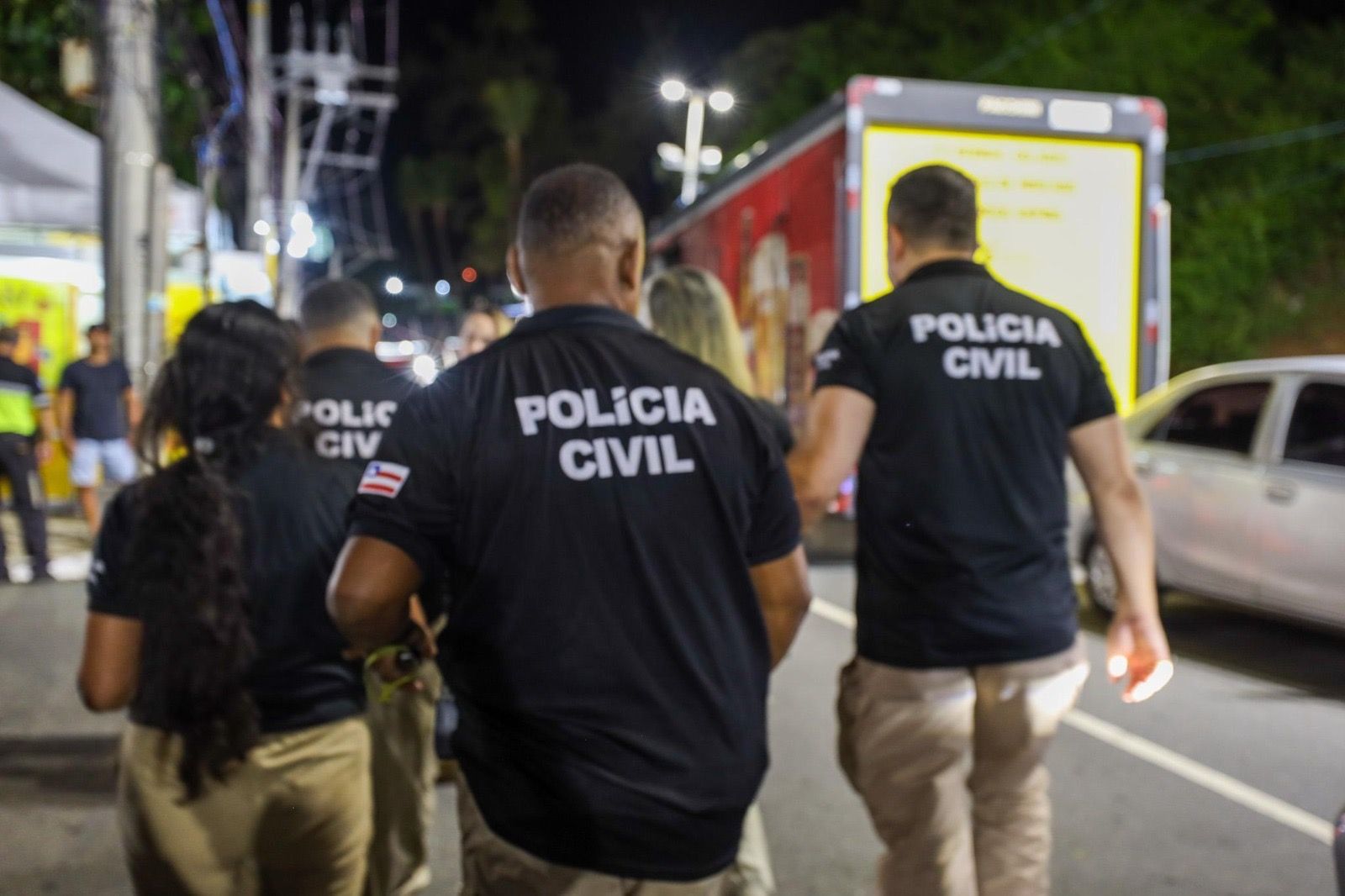 Após serem detidos, os homens foram conduzidos ao Posto Policial Integrado Proteger, no Shopping Barra. Foto: Divulgação| SSP BA