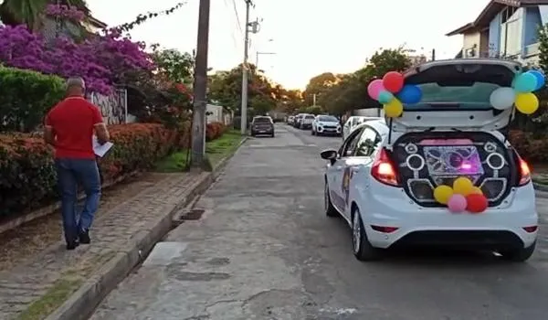 Com carro de som, condomínio promove Natal diferente em Salvador; veja vídeo