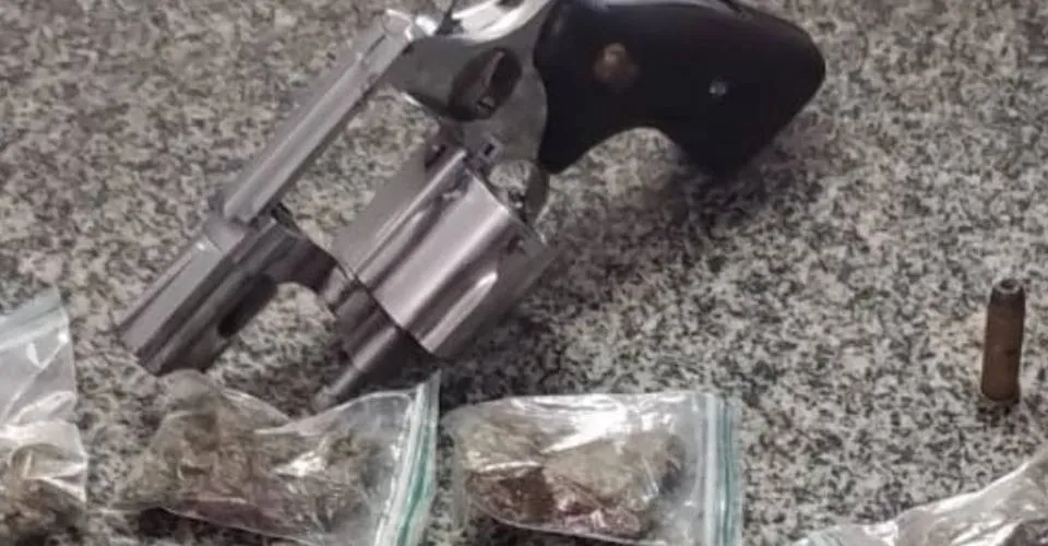 Homem ameaçando populares com arma de fogo é preso em Simões Filho