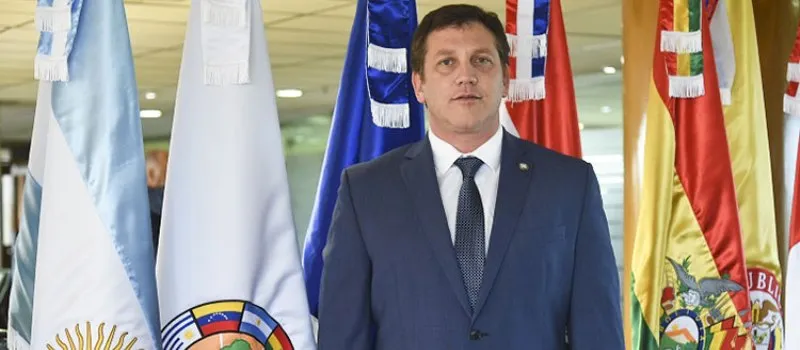 Presidente da Conmebol desembarca na Colômbia e não comenta sobre título da Sul-Americana