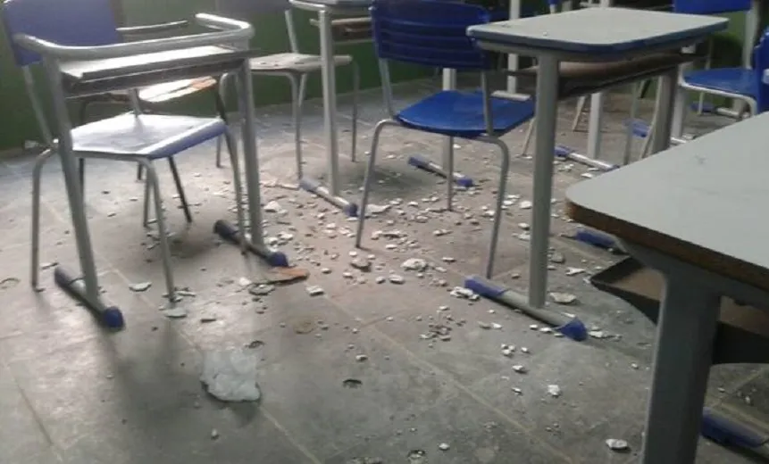 Parte de teto de Escola Estadual cai e atinge cabeça de aluno durante aula em Simões Filho