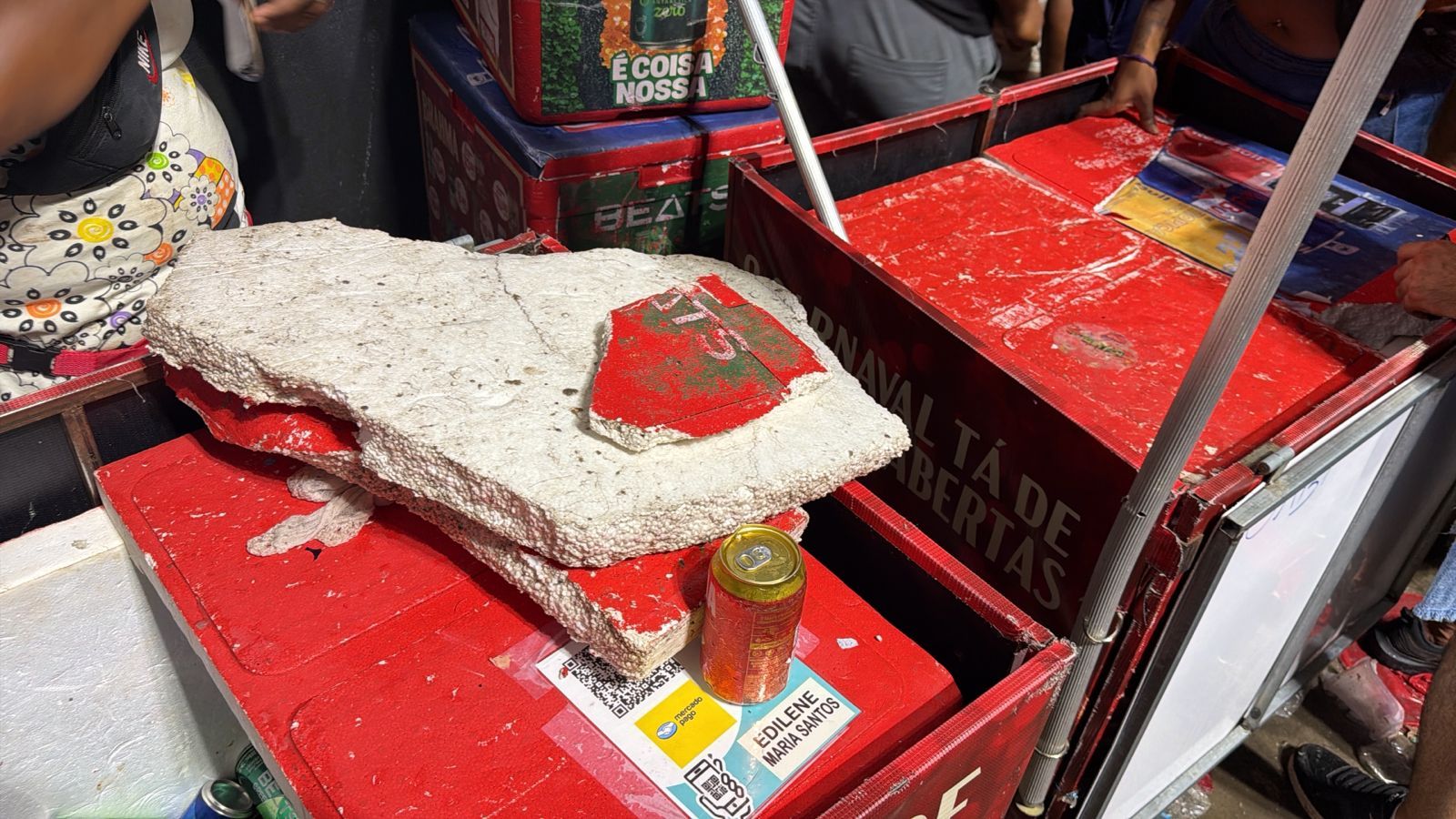 Passagem De Anitta Na Barra &Eacute; Marcada Por Cena De Tumulto Que Resultou Em Pessoas Pisoteadas E Preju&iacute;zo Para Ambulantes