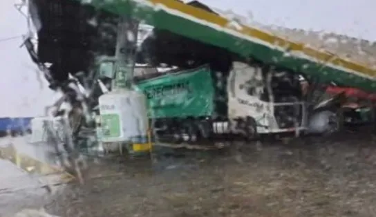 Cobertura de posto de combustíveis desaba na Bahia e cinegrafista amador mostra tudo; assista 