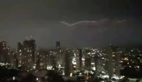 Aqui está chovendo e 'repangalejando'! Trovoadas dão o tom da noite desta quinta-feira em Salvador