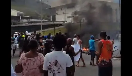 Protesto por morte de mulher em ação policial interdita trânsito nas avenidas Ogunjá e Bonocô