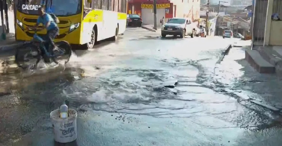 Rompimento em tubulação de água interfere no trânsito de veículos no Alto da Terezinha