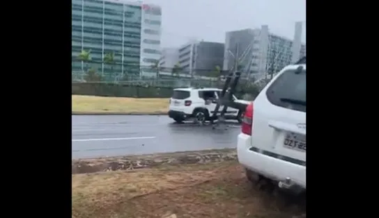 Motorista perde controle de carro, derruba poste e equipamento atinge outro veículo na Av. Paralela