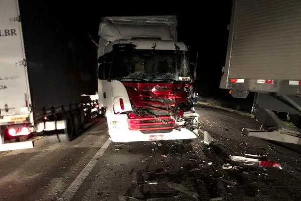 Homem morre e duas mulheres ficam feridas durante colisão entre duas carretas e uma BMW