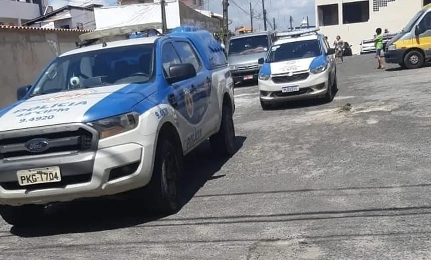 Urgente! Suspeito de assaltos em fuga invade casa e faz refém em Mussurunga 