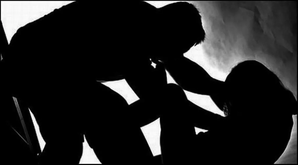 Adolescente afirma ter sido estuprada pelo próprio pai em Feira de Santana; Laudo confirma lesões na região genital