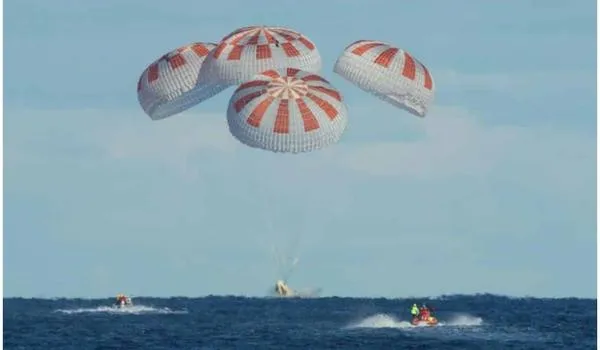 Cápsula da SpaceX com astronautas chega à Terra após dois meses na Estação Espacial