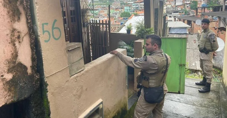 Situação com reféns: fugindo de PMs, criminosos invadem casa na Cidade Nova