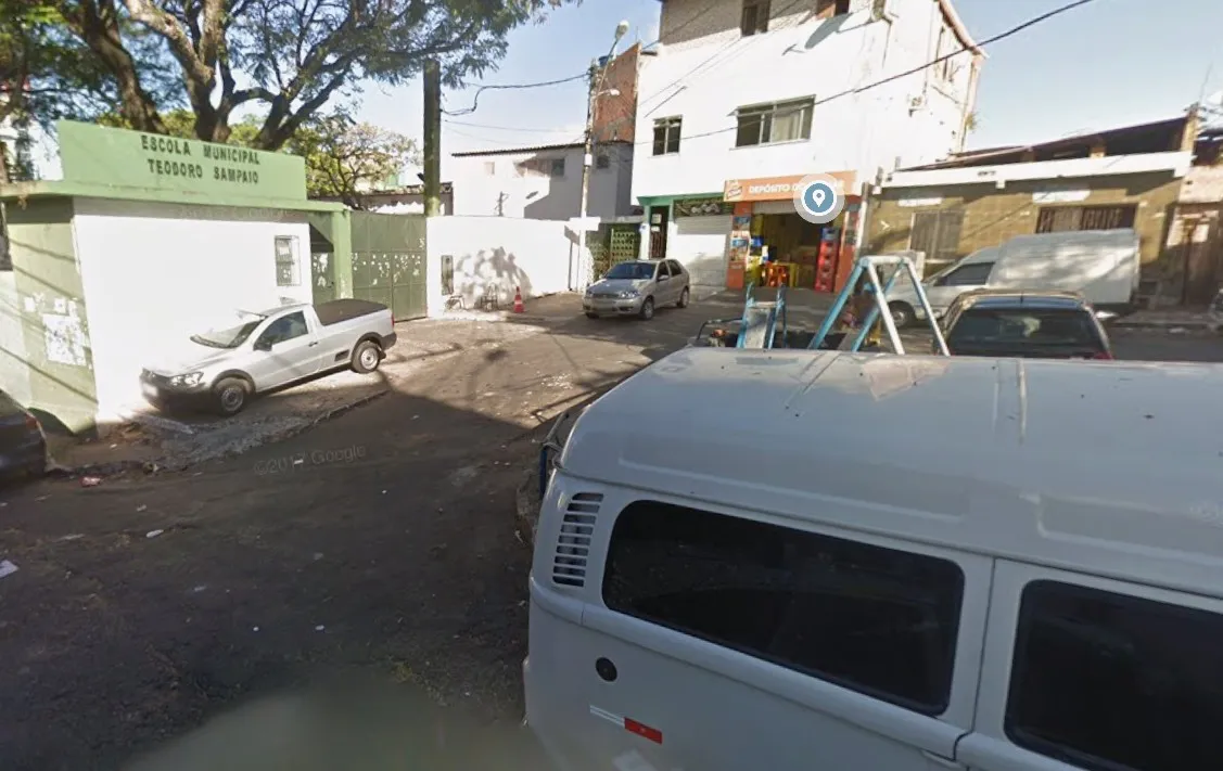 Muro de escola desaba e danifica veículos em Salvador; local passa por perícia
