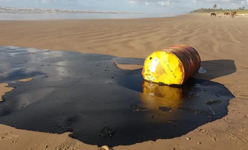 Barris de petróleo da Shell aparecem em praias; marca nega relação com vazamento