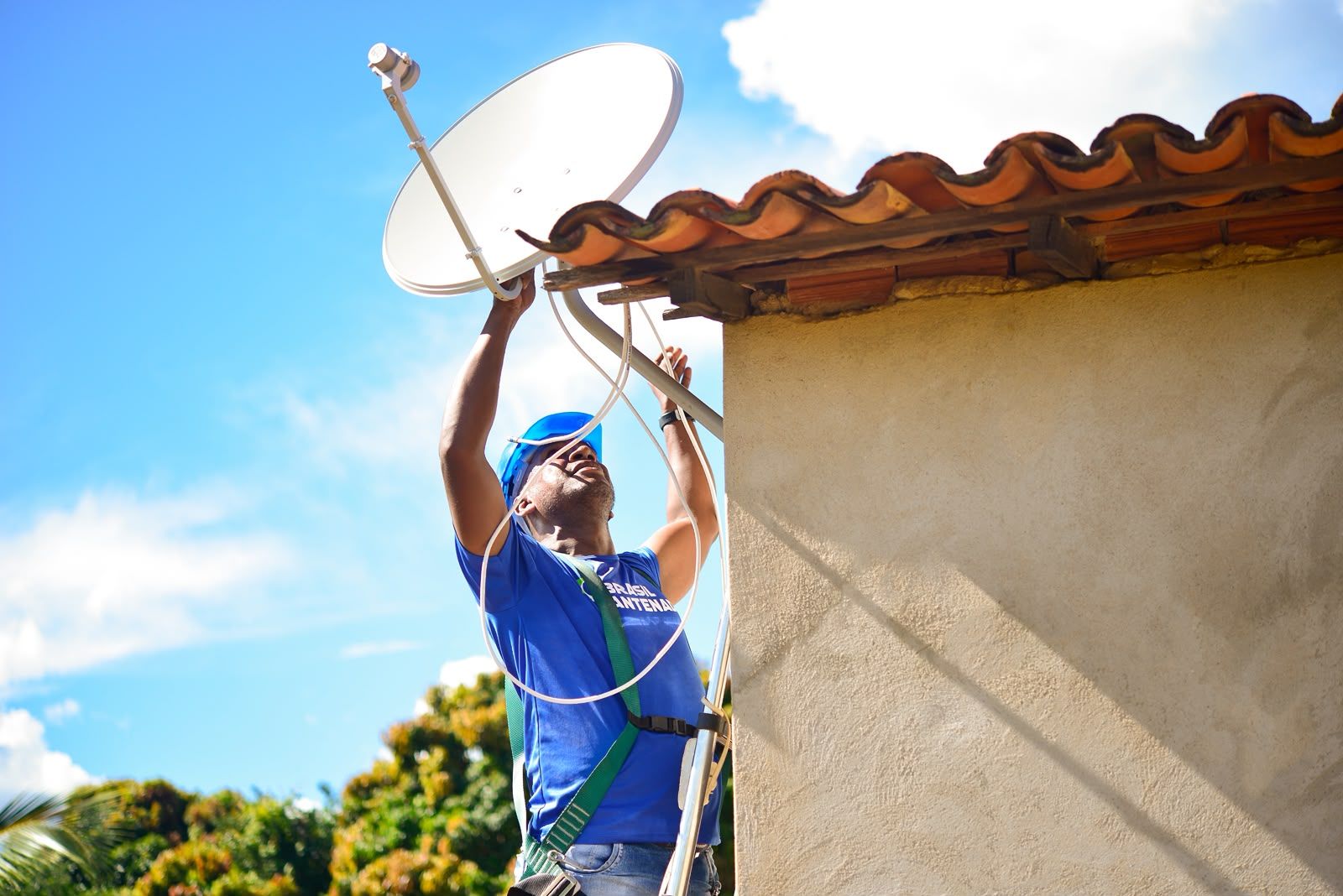 Moradores de 20 cidades da Bahia podem receber parab&oacute;lica digital gratuita.| Foto: Divulga&ccedil;&atilde;o
