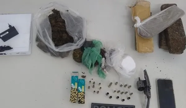 Duas mulheres são presas com armas, drogas e munições no município de Serrinha
