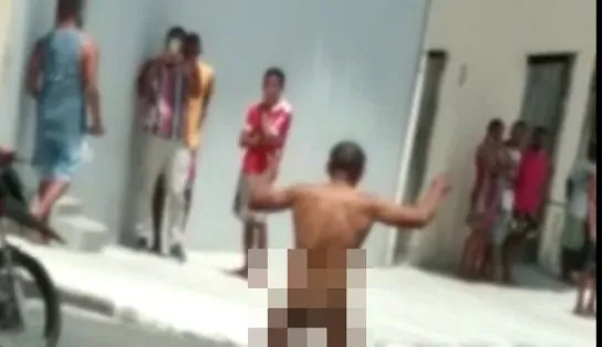 Aparentemente surtado, policial militar vai para a rua despido e dispara tiros no chão em Feira de Santana