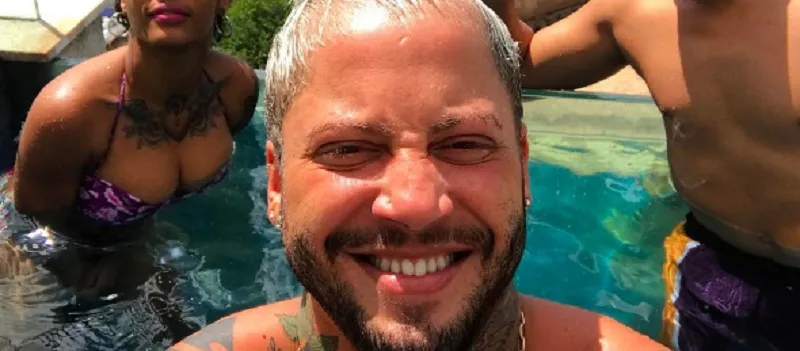 CURTINDO TUDO: Pagodeiro, vereador de Salvador ignora manifestações e ‘aproveita’ greve na piscina
