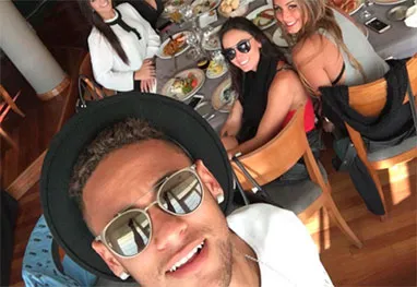 Neymar posta selfie em mesa recheada de amigos e mulheres bonitas