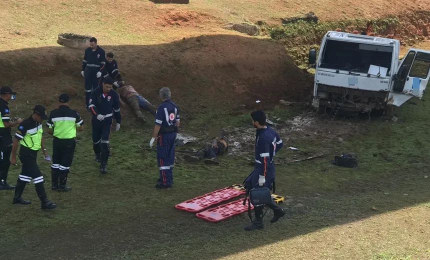  Dois ficam feridos após caminhão cair em vala na Bonocô; trânsito fica lento
