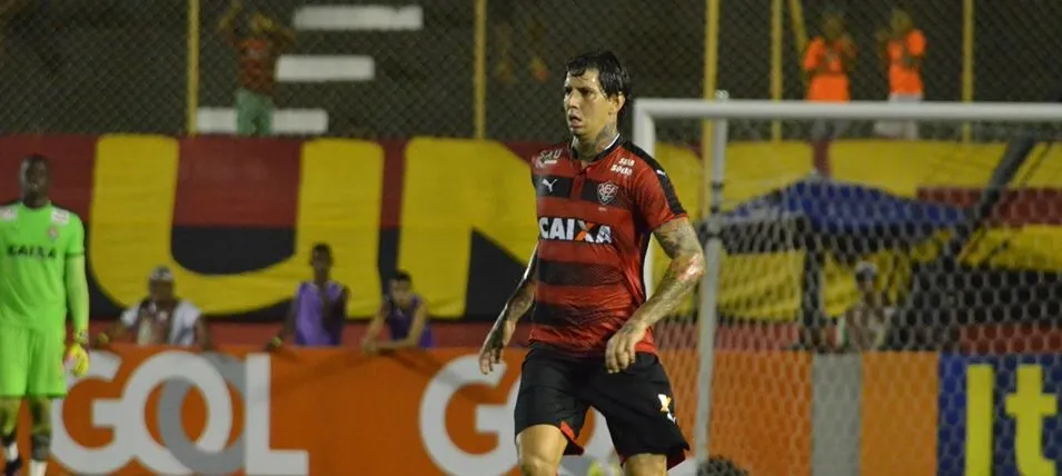APÓS DERROTA: Zagueiro Victor Ramos é cercado por ‘torcedores’ na saída do Barradão