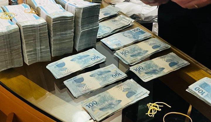 Notas De R$ 100 Foram Encontradas Na Casa De Um Dos Alvos Da A&ccedil;&atilde;o  Divulga&ccedil;&atilde;o Pf