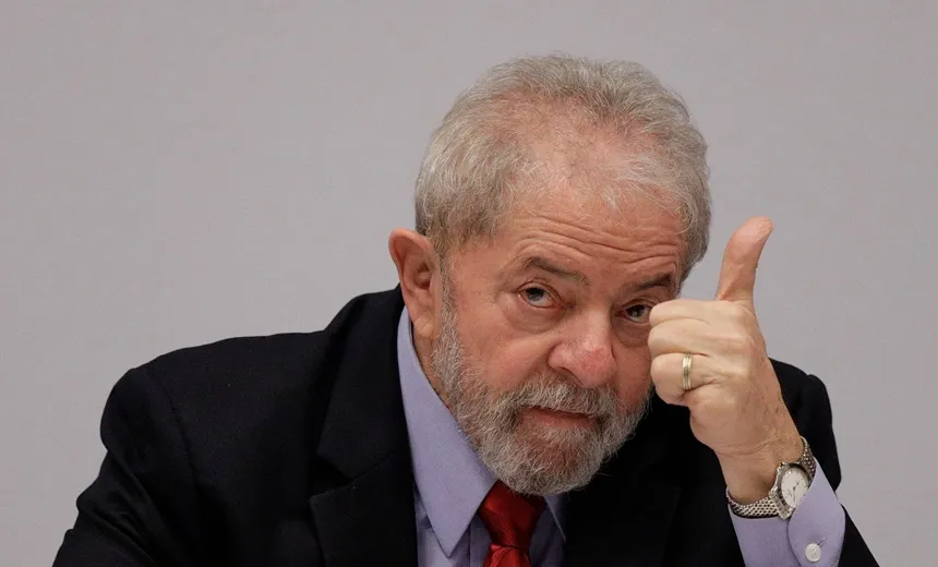 SALVADOR: Militantes encenam julgamento do ex-presidente no Fórum Rui Barbosa