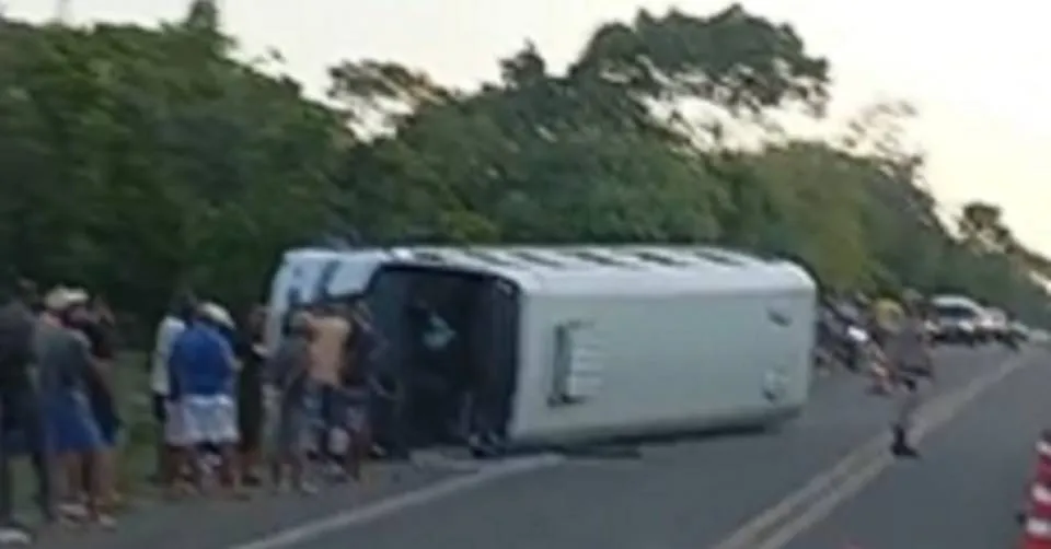 Linha Verde: após colisão, micro-ônibus tomba e deixa feridos na BA-099
