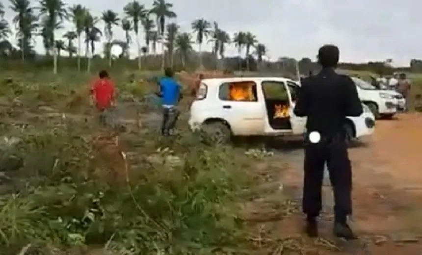 Grupo ameaça seguranças com foices e incendeia carros em Eunápolis; assista 