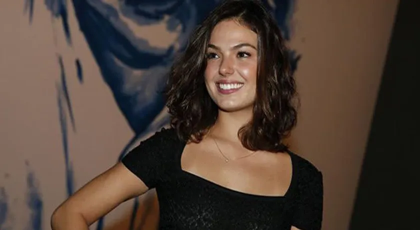 A fila andou: após fim de namoro, Isis Valverde é vista com rapaz misterioso