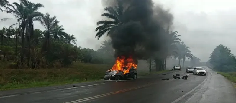 VÍDEO: Carro pega fogo após acidente com van de transporte alternativo na BA-001