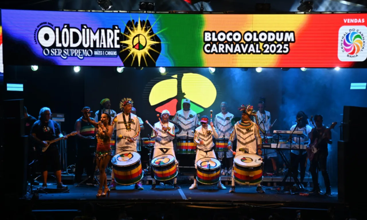 Olodum realiza shows semanalmente na Praça das Artes
