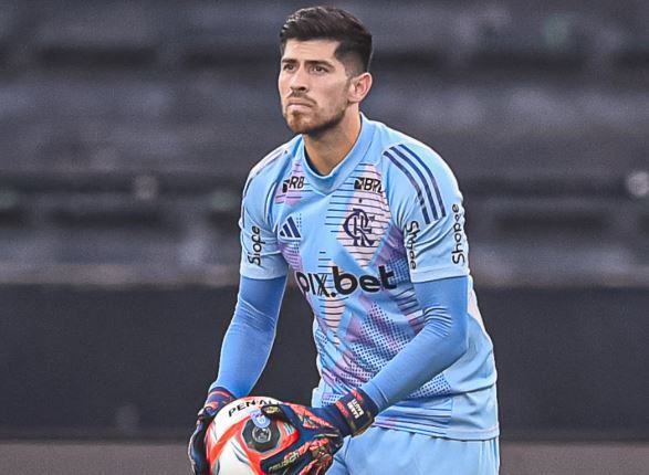 Agustín Rossi, goleiro do Flamengo, teve o carro alvejado. Foto: Paula Reis/Flamengo