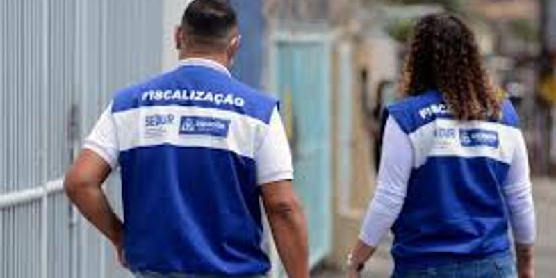 Fiscais da Codesal atuaram no local durante a madrugada; dois veículos sofreram danos significativos/Foto: Reprodução 