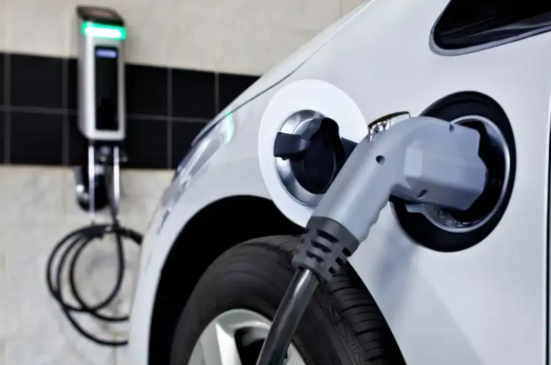 Proposta prev&ecirc; desconto na Zona Azul para carros el&eacute;tricos e h&iacute;bridos em Salvador.|