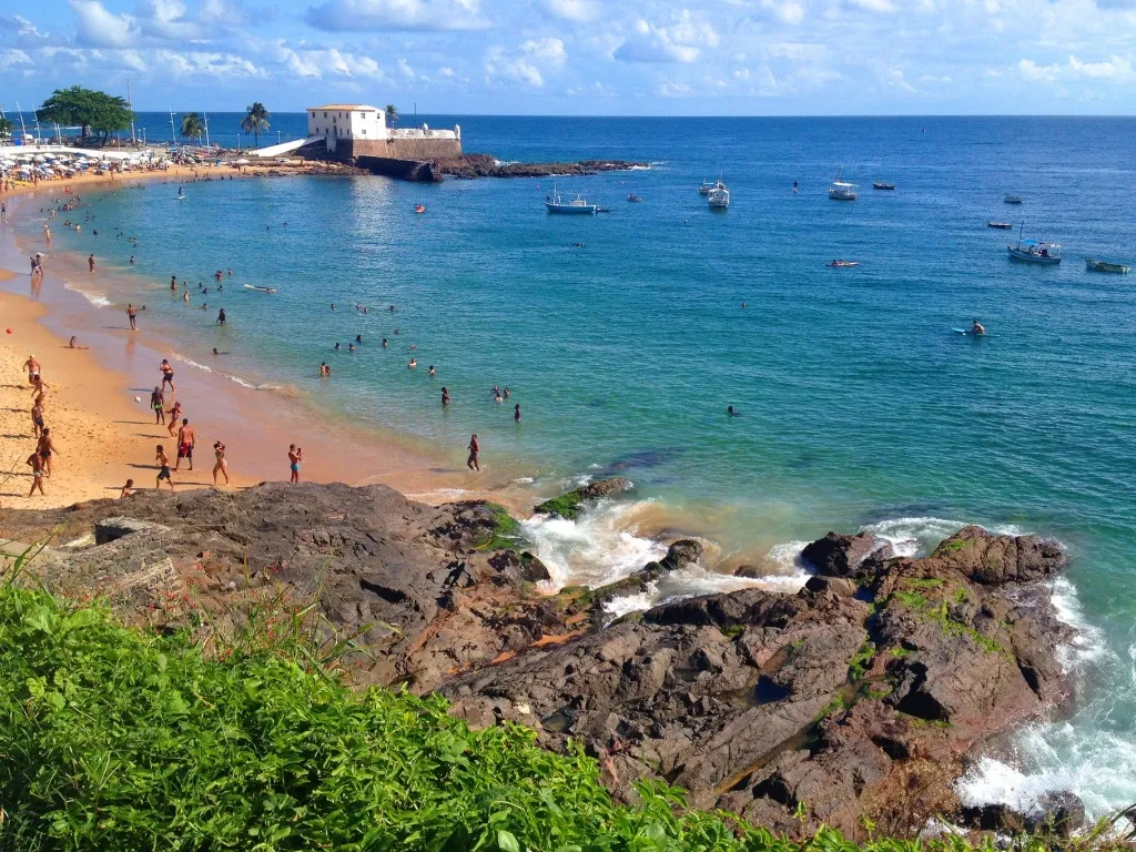Corpo é encontrado boiando no Porto da Barra, neste domingo