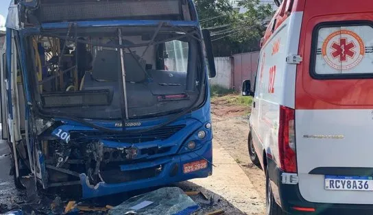 Colisão frontal entre dois ônibus deixa 17 passageiros feridos em Salvador; três têm estado grave