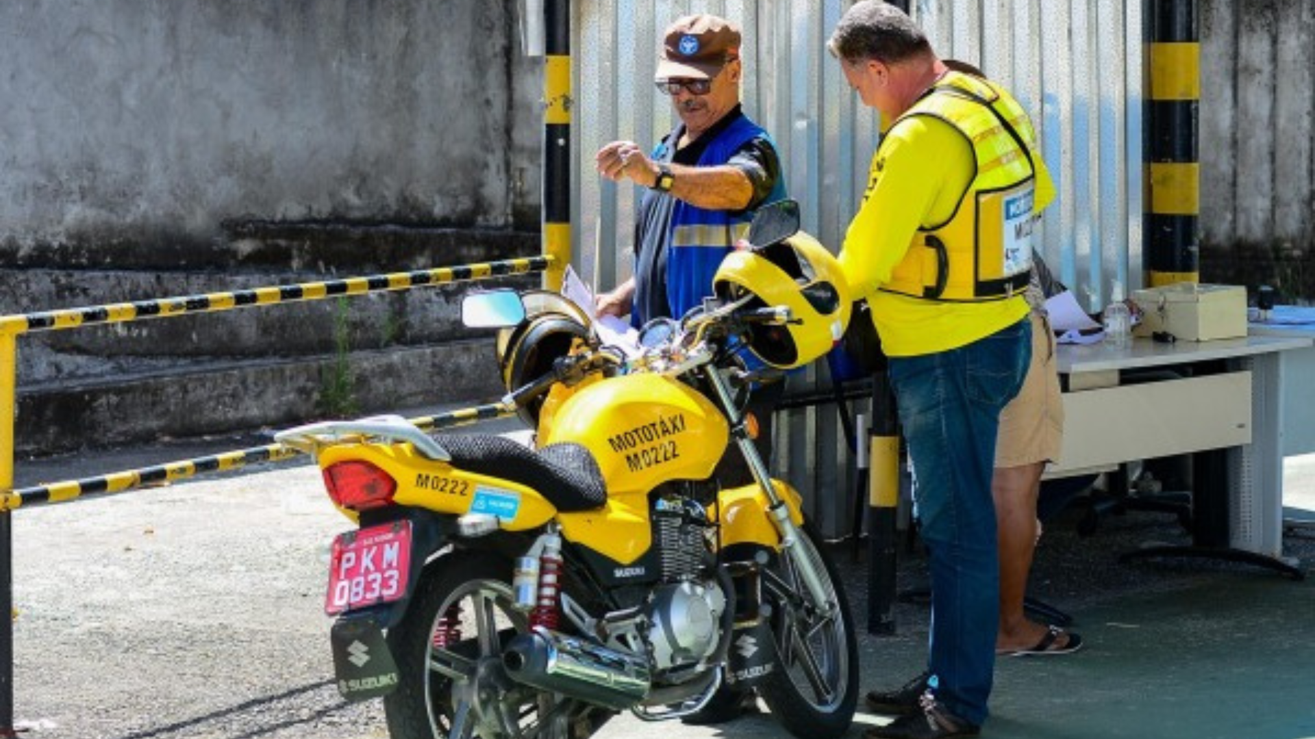 Na Cotae, o mototaxista deve apresentar o cartão de identificação, alvará de circulação e o seguro para terceiros, conforme exigido no regulamento. Foto: Jefferson Peixoto| Secom PMS