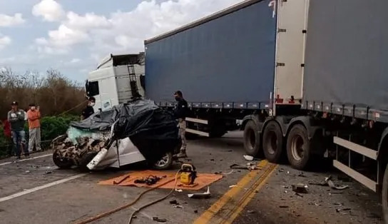 Tragédia: acidente entre carro e carreta deixa quatro mortos na BR-116, em Vitória da Conquista