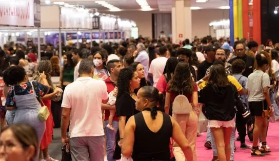Bienal do Livro bate recorde de público e obra baiana é uma das mais vendidas 