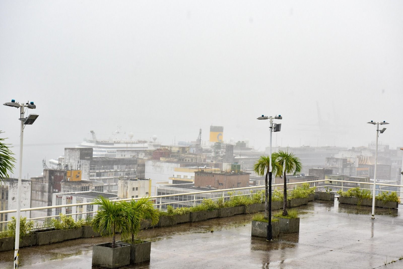  a previs&atilde;o para a capital baiana &eacute; de muitas nuvens, possibilidade de chuva e ventos fortes