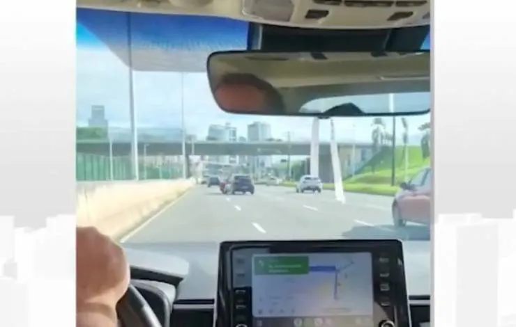 Motociclista perseguido e atropelado na Avenida Paralela presta depoimento na delegacia