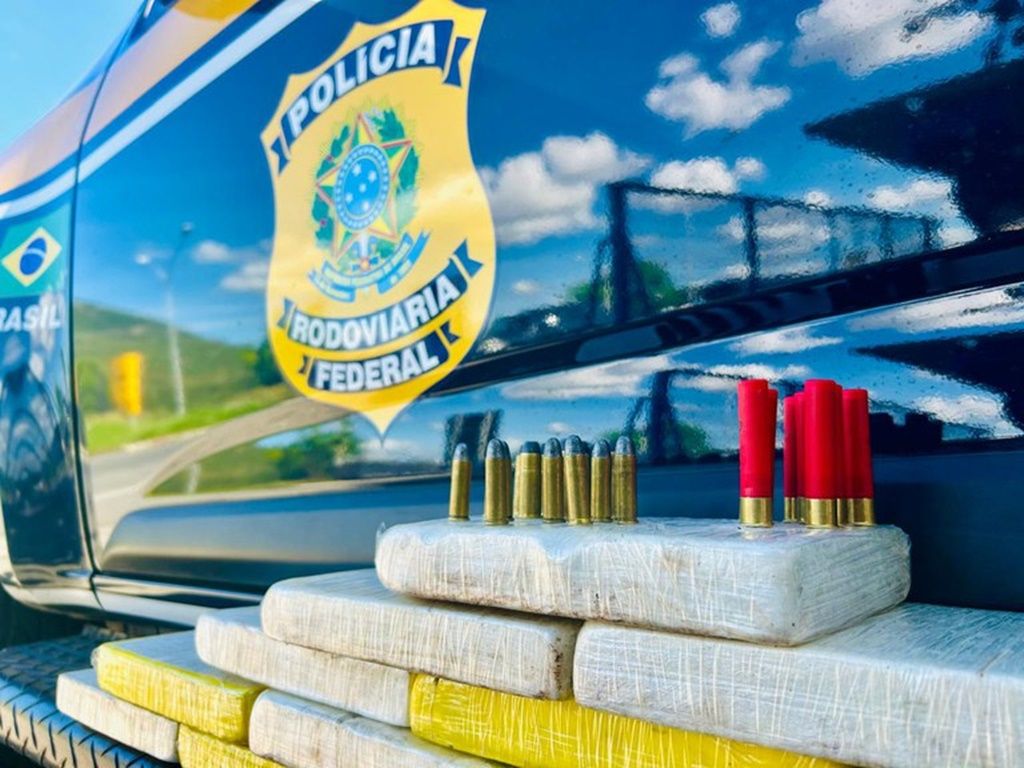 A cocaína e as munições foram localizadas em um compartimento escondido. Foto: Divulgação/PRF